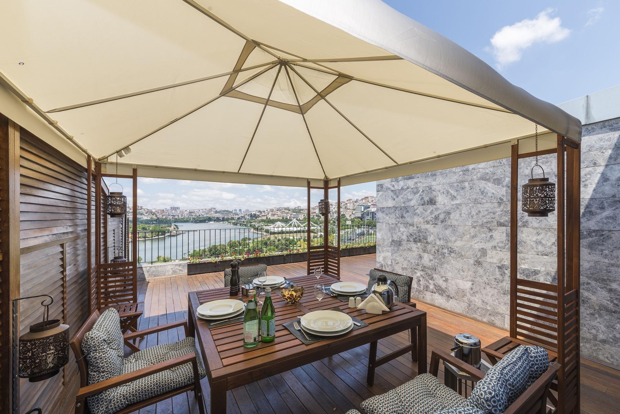 Terrace Golden Horn Istanboel