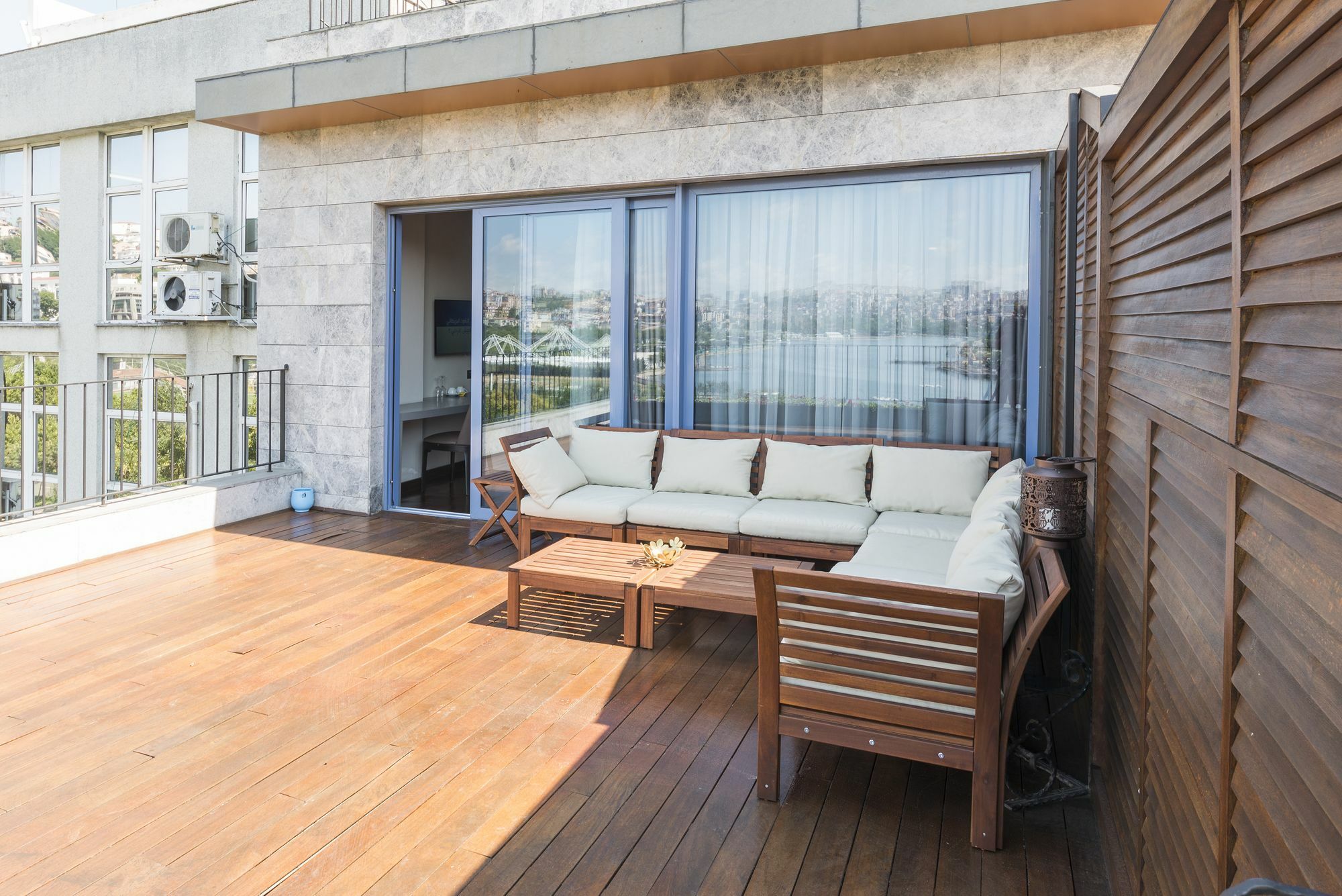 Terrace Golden Horn Istanboel